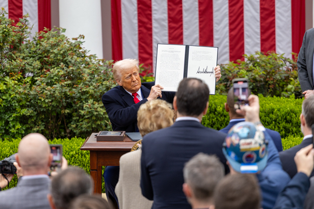 ホワイトハウスで相互関税をかける大統領令に署名したトランプ大統領＝２日、米ワシントン（新華社）