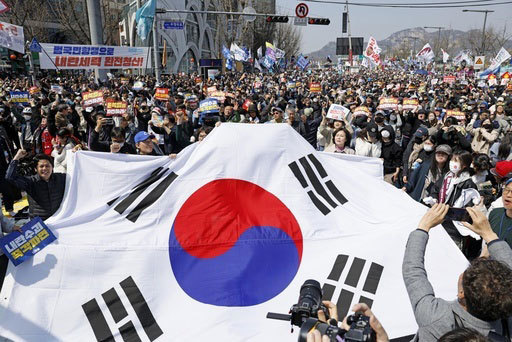 韓国の尹錫悦大統領の罷免が決まり、盛り上がる不支持派の人たち＝４月４日、ソウル（共同）