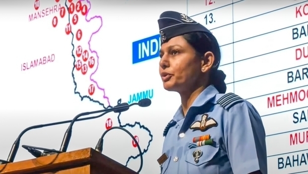 記者会見で、パキスタンへの軍事攻撃作戦について説明するインド軍幹部＝７日、インドの首都ニューデリー（ＰＴＩ）