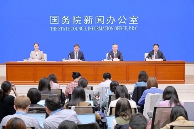 中国政府は経済の底上げに向けて金融面での支援を強める。７日に中央金融関連部門のトップが開いた会見では、利下げや預金準備率の引き下げ、消費・投資の促進に向けた資金供給の増加などといった各種支援策が発表された＝北京市（新華社）