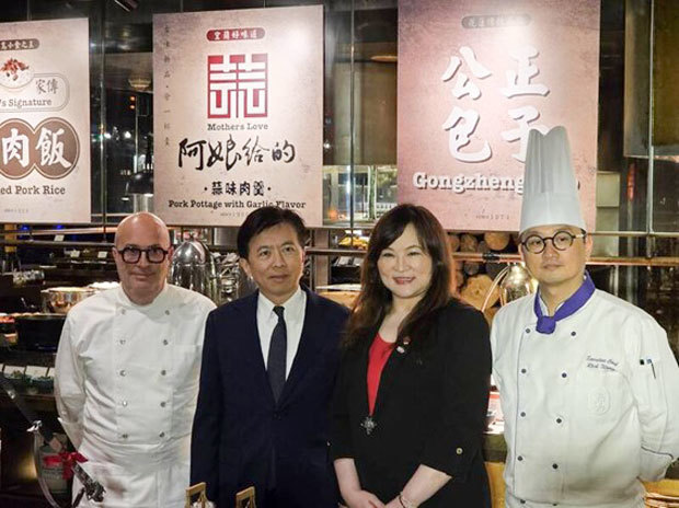雲品国際酒店の盛治仁董事長（左から２人目）＝７日（中央通信社）
